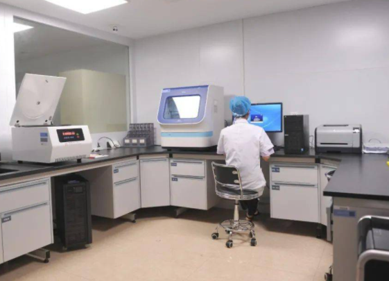 做dna鉴定多少钱？怀疑儿子不是自己亲骨肉怎么办？